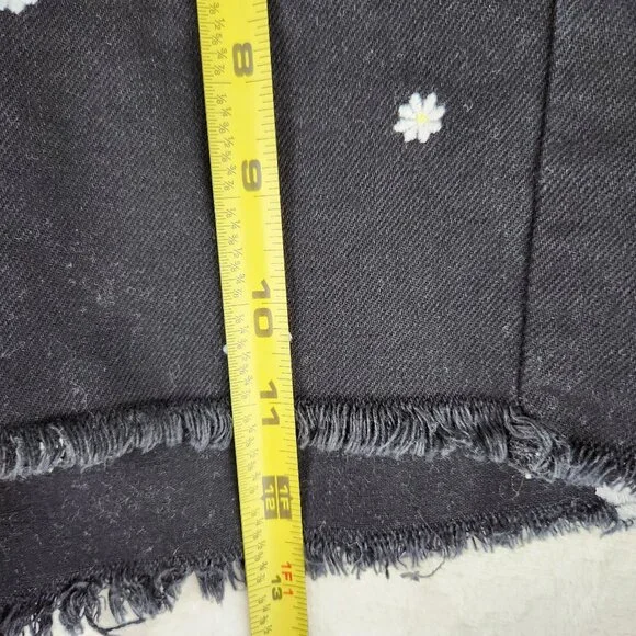 PacSun Daisy Embroidery High Rise Denim Festival Shorts Size 28 Black - Picture 12 of 12